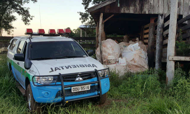 Policiais Militares Ambientais de Naviraí localizaram embalagens de agrotóxicos armazenadas de forma irregular no município de Amambai (Foto: Assessoria)