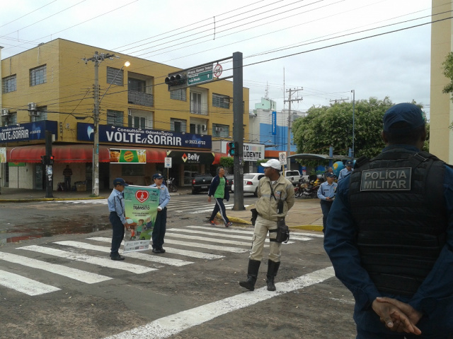 Crianças conscientizam motoristas no centro de Três Lagoas As crianças tiveram como objetivo, orientar os motoristas que paravam no semáforo, sobre a importância da faixa de pedestres. (Foto: Secretaria de Trânsito de Três Lagoas)