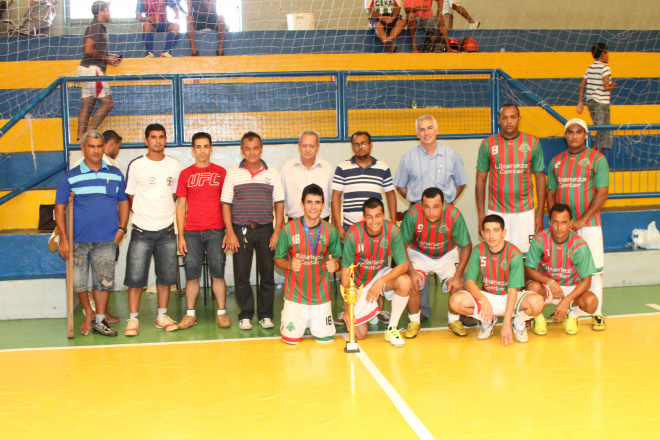 Jorge e autoridades do município ao lado dos campeões Porto/Libaneza Center. Foto: Divulgação/Assessoria