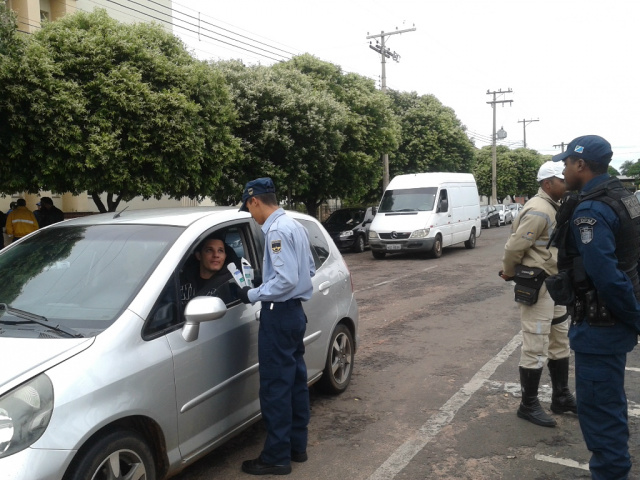 Crianças conscientizam motoristas no centro de Três Lagoas As crianças do Programa Patrulha Mirim no Trânsito de Três Lagoas distribuíam panfletos como forma de conscientização. (Foto: Secretaria de Trânsito de Três Lagoas)