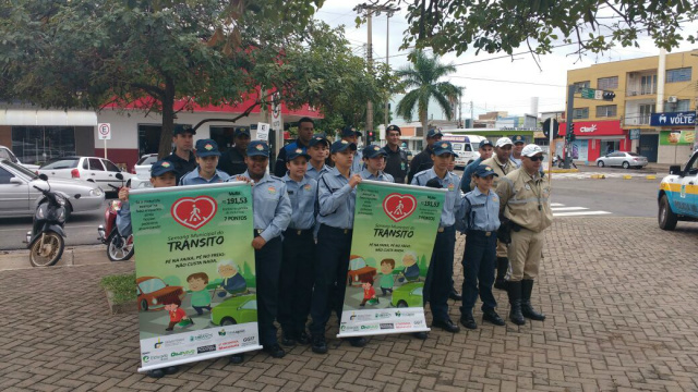 Crianças conscientizam motoristas no centro de Três Lagoas Com o tema: “Pé na faixa, pé no freio! Não custa nada”, a ação é em alusão à 10ª Semana Municipal de Trânsito que acontece desde segunda-feira (25). (Foto: 14º BPMR)