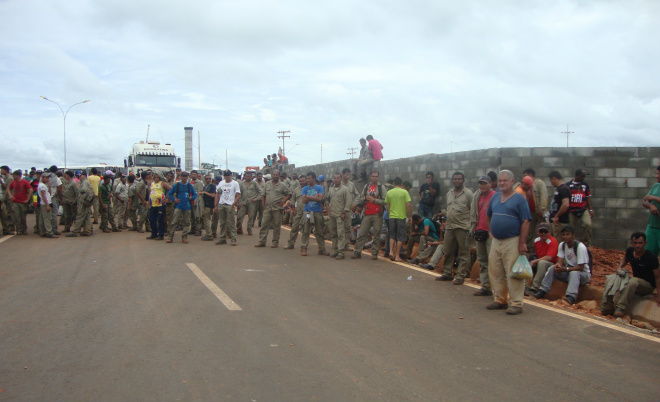 Rotai contém manifestantes com tiros de bala de borracha em Três Lagoas Trabalhadores durante manifestação
FOTO: Cristiane Vieira