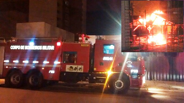 Depósito de madeiras de construção pega fogo no Vila Nova Equipe dos Bombeiros de Três Lagoas chegam ao local e dão início ao combate ao incêndio que começou em depósito de madeiras (no detalhe) e poderia se alastrar (Foto: Celso Daniel/Perfil News)