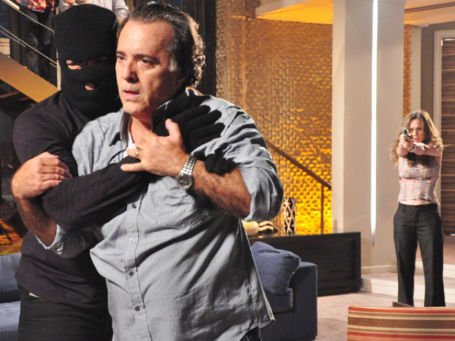 Clara aperta o gatilho (Foto: TV Globo/Fabio Rocha)