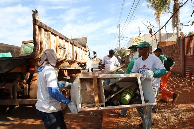 Campanha “Meu Bairro Limpo” retorna e visita quatro bairros “Estamos realizando uma campanha de prevenção de doenças transmitidas por mosquitos que se proliferam em águas paradas, então é importante que todos os moradores se conscientizem e deixem na calçada todos os entulhos que possam acumular água parada”. Secretária de Saúde Angelina Zuque. Foto: Divulgação