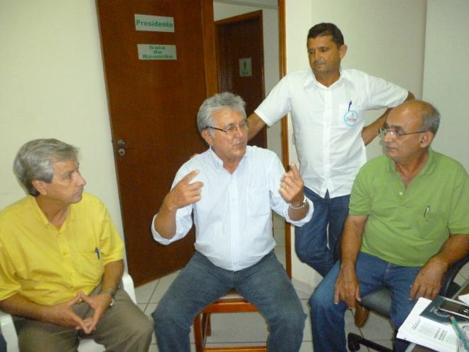 Forca Sindical reúne sindicatos para discutir movimento dos trabalhadores Presidente da Força Sindical de MS esteve em Três Lagoas para participar da reuniao com representantes das empreiteras (Fotos: Elisângela Ramos)