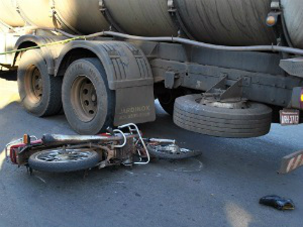 Motociclista morre atropelado por caminhão, diz polícia em MS Condutor tombou no asfalto e parou sob rodas de
carreta
Foto: Sandro de Almeida/Jornal da Nova
