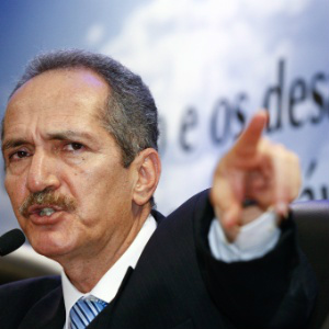 Ministro defende venda de cerveja nos estádios da Copa, mas com restrições Ministro Aldo Rebelo recorreu a exemplos da Europa sobre venda de cerveja em estádios
Foto: UOL
