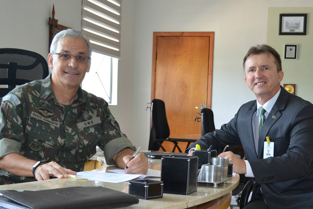 IFMS e Exército firmam parceria para cooperação técnica Dirigentes assinaram acordo nesta segunda-feira 25. (Foto: CMO)