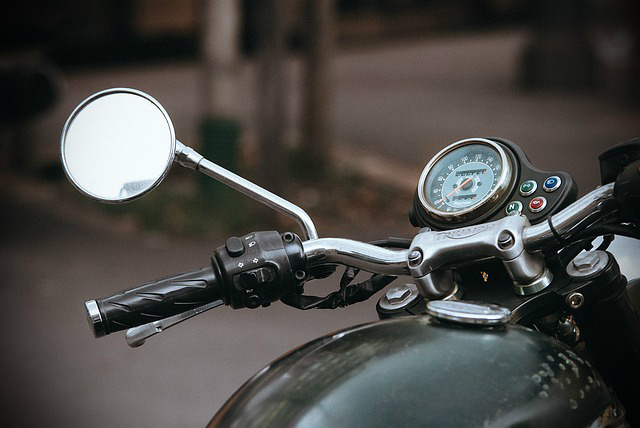 Para os motociclistas a atenção precisa ser redobrada, pois a motocicleta está muito mais vulnerável na pista. (Foto: reprodução pixabay.com)