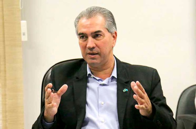 Governo federal deve fazer mais cortes e Reinaldo teme caos econômico Governador Reinaldo Azambuja durante entrevista (Foto: Leonardo Rocha)
