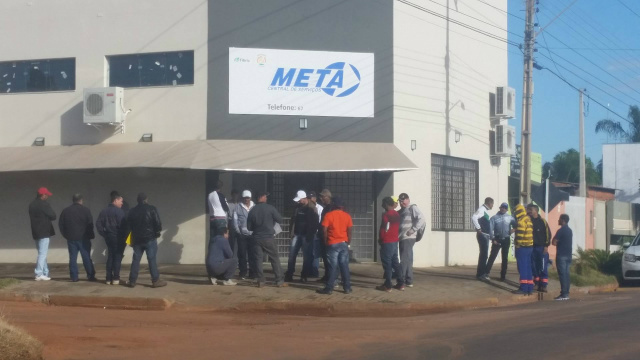 Fila de candidatos em frente à Meta, central de serviços responsável pela integração dos trabalhadores para o projeto de expansão da Fibria, na manhã dessa quinta-feira (28) (Foto: Ricardo Ojeda)