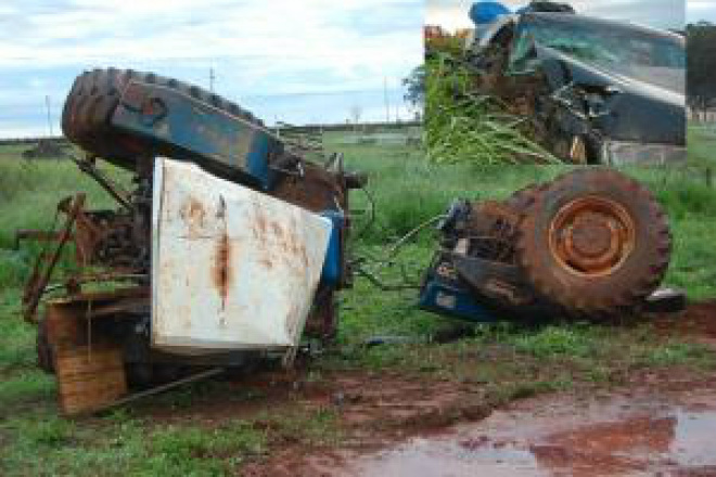 Chapadão do Sul: Trator racha ao meio em acidente na MS 306 Trator rachou ao meio em acidente
Foto: Correio News