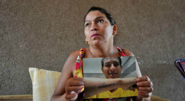 Silvana Braga exibe fotografia do filho, morto atropelado (Foto: Álvaro Rezende/Correio do Estado)
