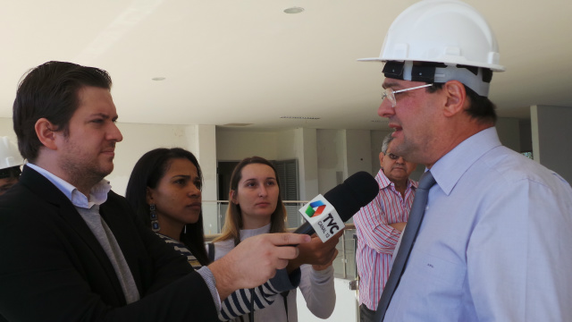 Enquanto visitava as obras do empreendimento, o dirigente industrial Sérgio Longen falou com a imprensa de Três Lagoas sobre os projetos da Fiems na cidade (Foto: Patrícia Miranda)