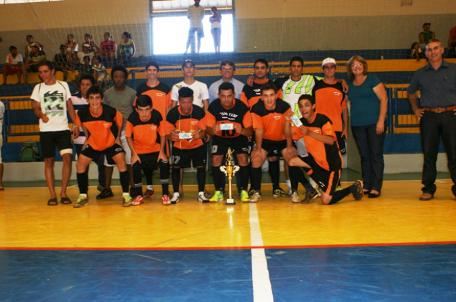 Tend Tudo Variedades é campeã do Torneio Início de Futsal de Brasilândia Prefeito de Brasilândia entregou troféu e premiação aos campeões
Foto: Assessoria