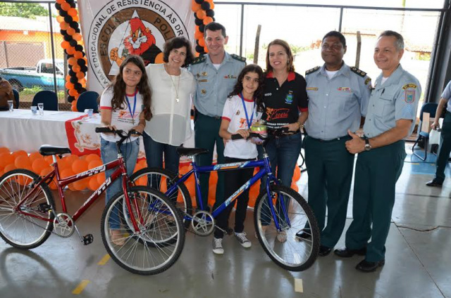 Prefeita Marcia Moura prestigia formatura de alunos do Proerd Na ocasião, alguns alunos foram premiados pela confecção das melhores redações (Foto: Divulgação)