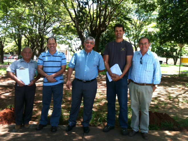 Promotor Público de Bataguassu vistoria retirada de arvores de Praça Promotor Público de Bataguassu vistoria retirada de arvores de Praça
Foto: Assessoria de Comunicação