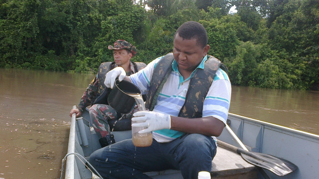 A coleta foi realizada depois de denúncias da população à respeito da sujeira na água (Foto: Divulgação/Assecom)