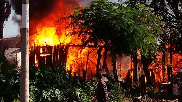 Incêndio destrói residência em Água Clara Incêndio destruiu a casa no Jardim Nova Água Clara. Foto enviada por leitor