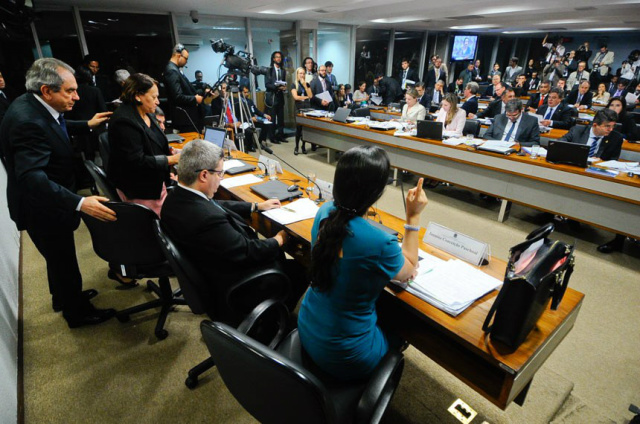 No Senado, Janaína desmonta versão petista de golpe Para o plenário, Janaína avaliou ainda que o exercício de um cargo público, como o de presidente da República, exige, “uma vez tomado o conhecimento de situações que possam ser ilícitas” (Foto: Agência Senado)