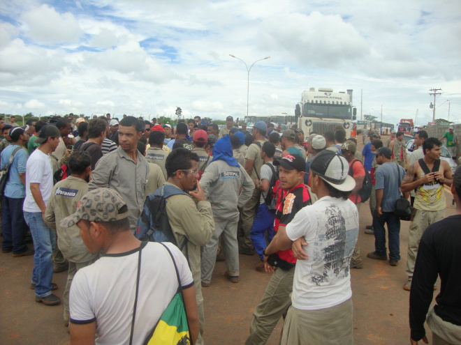 Negociação com trabalhadores não prospera devido ausência das empreiteiras De acordo com a comissão formada pelos trabalhadores a paralisação permanece até o fim da negociação
Foto: Cristiane Vieira