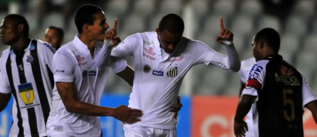 Luiz Felipe marcou o primeiro gol do Peixe na partida (Foto: Santos FC)