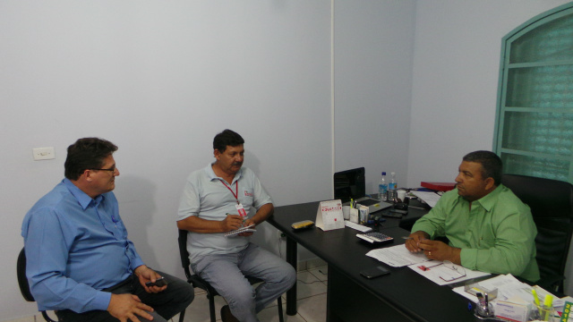 Nivaldo Moreira e o assessor Jurídico do Sindicato conversam co o jornalista Léo Lima sobre as ações em favor dos trabalhadores (Foto: Ricardo Ojeda)'