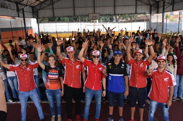 Etapa de motocross terá ações sociais envolvendo crianças em Três Lagoas Pilotos com crianças em Morrinhos (GO): Futuros Campeões. Foto: Divulgação