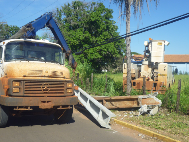 Acidente causa queda de energia por horas em Três Lagoas Poste está sendo removido