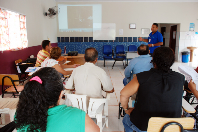 Instrutor e alunos do curso de pintura da Ação Fiems
Foto: Fiems 