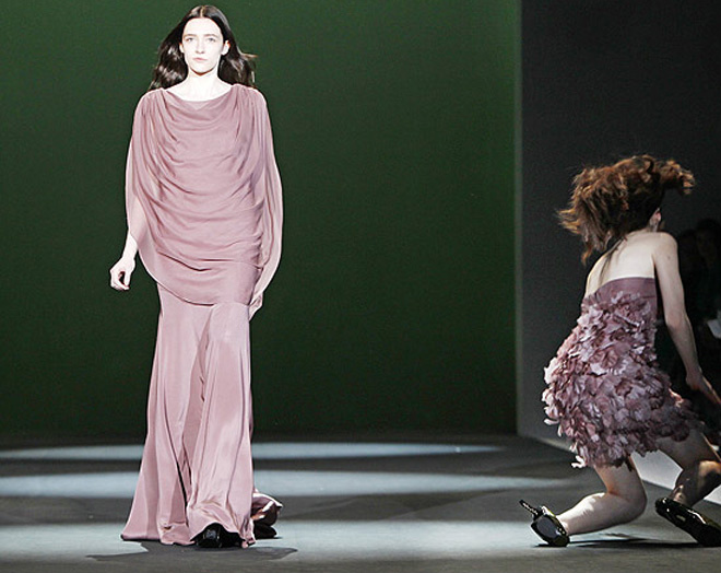 A modelo se desequilibrou e caiu
Foto: Divulgação