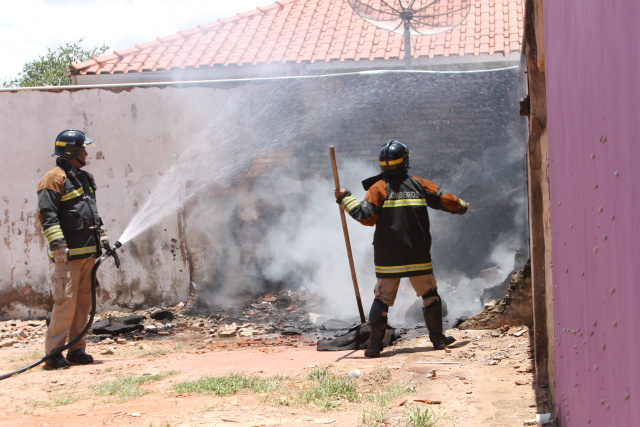 Bombeiros apagam últimas chamas do incêndio no centro de Três Lagoas (Foto: Jean Souza)