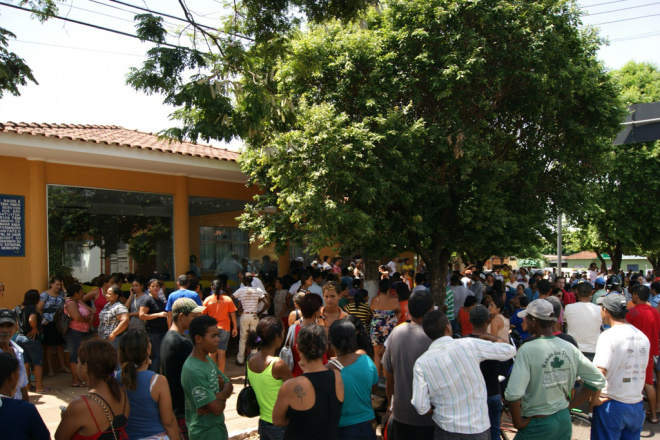 Centenas de pessoas, entre amigos  familiares estão na frente da Santa Casa de Bataguassu a procura de noticias (Foto: msnoticiasnews)