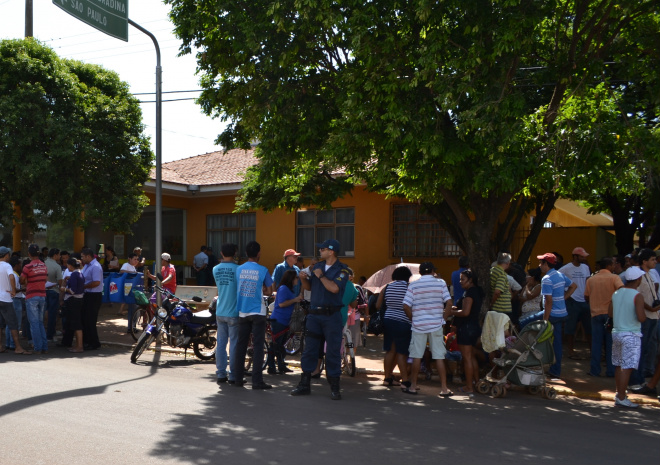 Familiares e amigos das vítimas ficaram em frente da Santa Casa para tomar conhecimento da situação. A PM esteve no local, mas não registrou nenhuma anormalidade (Foto: Leo Conceição)