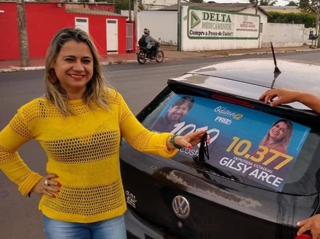 PF busca provas contra candidata que teve R$ 761 mil para campanha Gilsy Arce adesivando carro durante a campanha; foto foi publicada no Facebook dela no dia 18 de setembro do ano passado (Foto: Facebook/Reprodução)