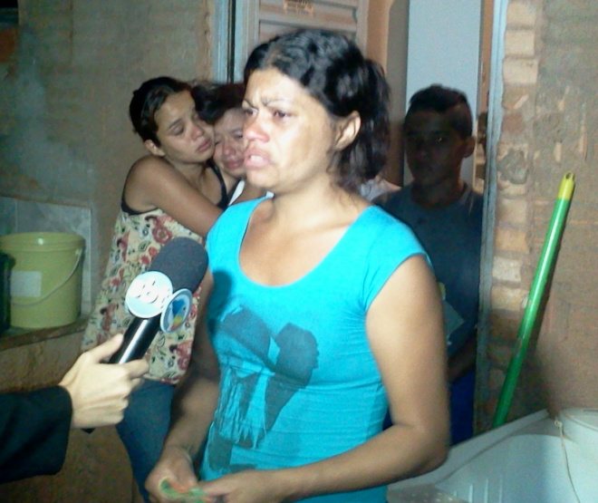  Lucimara de Lima Santos, a esposa de uma das vítimas disse que a empresa está prestando assistência (Foto: Ricardo Ojeda)