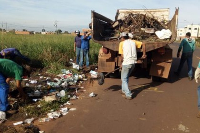 Infraestrutura coleta lixo descartado irregularmente no Novo Oeste