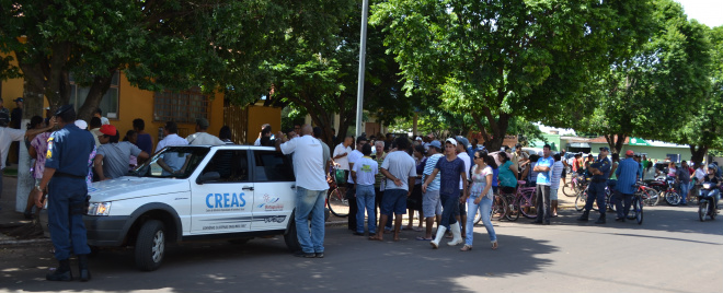 Irmã de vítima acusa empresa de não fornecer equipamentos a funcionários População ficou na frente da Santa Casa durante toda tarde de ontem para saber notícias de amigos e familiares que foram intoxicadas (Foto: Leo)