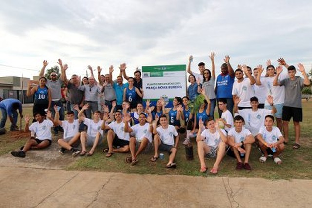 Atletas dos Jogos Escolares da Juventude realizam plantio de árvores no Jardim Nova Europa