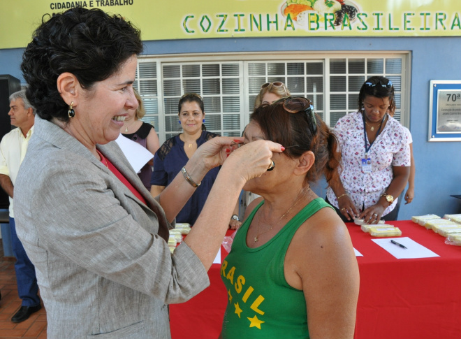 Prefeita Márcia Moura em entrega gratuita de óculos
Foto: Assessoria de Comunicação