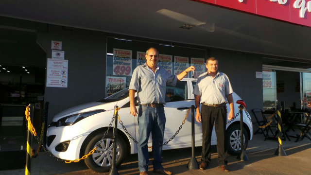 Leandro Thomé e o gerente Almir Lopes, da unidade II do Supermercado Thomé, exibem a chave do carro 0 KM que será sorteado amanhã, às 19h. (Foto: Ricardo Ojeda) 