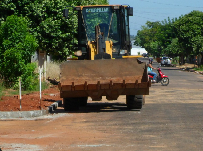 Máquinas que estão trabalhando no bairro N.S Aparecida em Três Lagoas finalizando obras de asfalto e guias de sarjeta
Foto: Jean Martins