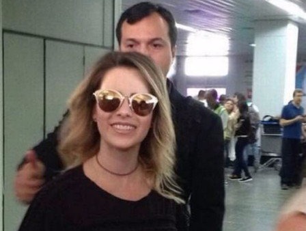 Sandy é agredida por fã em aeroporto Fã puxa cabelo de Sandy em aeroporto de Sergipe Foto: Reprodução/Instagram