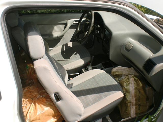PMA apreende veículo abandonado com maconha No porta-luvas do veículo, a equipe encontrou um celular e o documento do carro. (Foto: Assessoria)