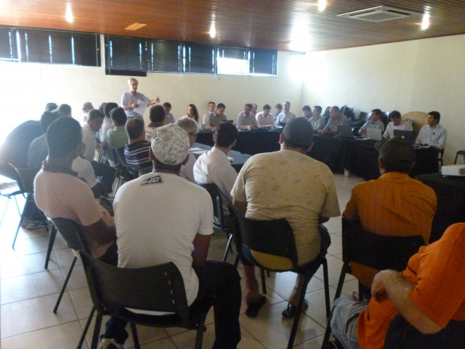 Mesa redonda discute agora sobre fim da paralisação na Eldorado Brasil Mesa redonda acontece em uma sala de convenções de um hotel em Três Lagoas
Foto: Elisângela Ramos