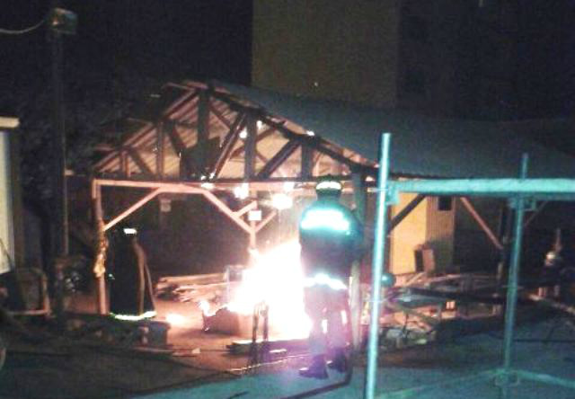 Depósito de madeiras de construção pega fogo no Vila Nova Bombeiros usam mangueiras para acabar com o foco do incêndio no depósito de madeiras do imóvel (Foto: Celso Daniel/Perfil News)