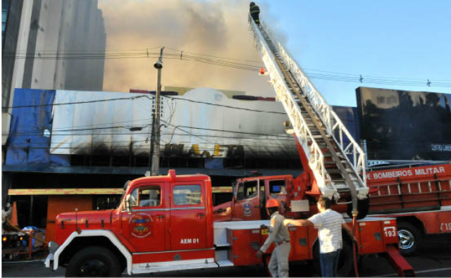 Caminhão foi utilizado para durante combate ao incêndio na loja Planeta Real na 14 de Julho. (Foto: Valdenir Rezende/Correio do Estado)