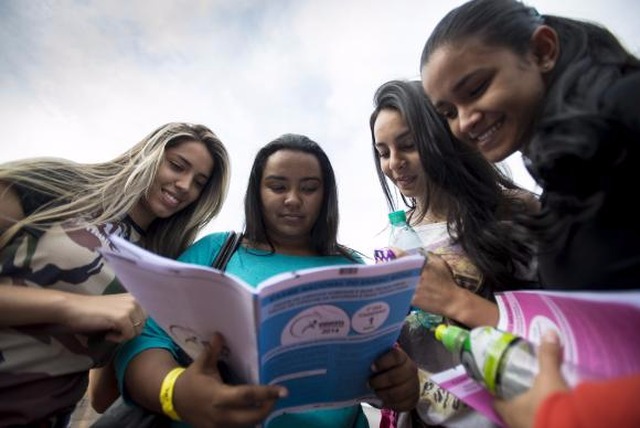 Estudantes observam prova do Exame Nacional do Ensino Médio (Enem). (Foto: Arquivo/Agência Brasil)