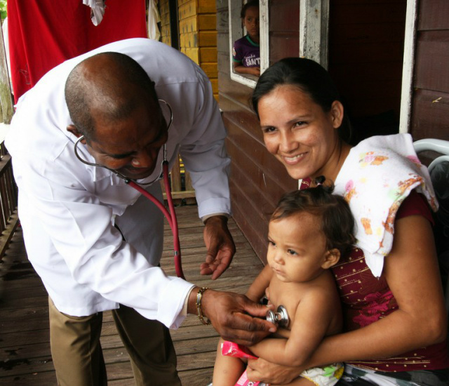 O programa conta com 18.240 médicos em 4.058 municípios e 34 Distritos Sanitários Especiais Indígenas (Foto: OPAS/OMS)